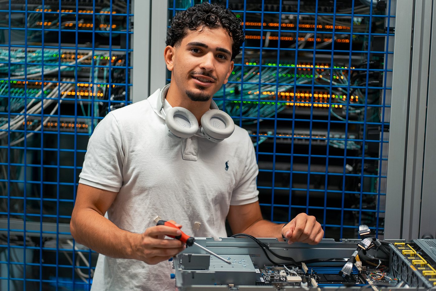 SicherNets field engineer at the service workbench
